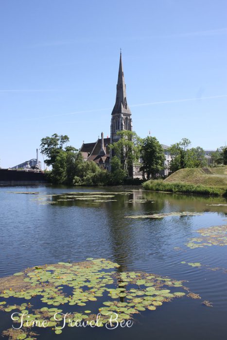 Jezioro w Kopenhadze, zieleń, kościół w centrum Kopenhagi.