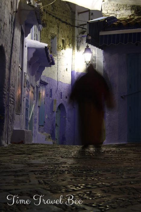 Błękitne miasto w Maroko nocą.