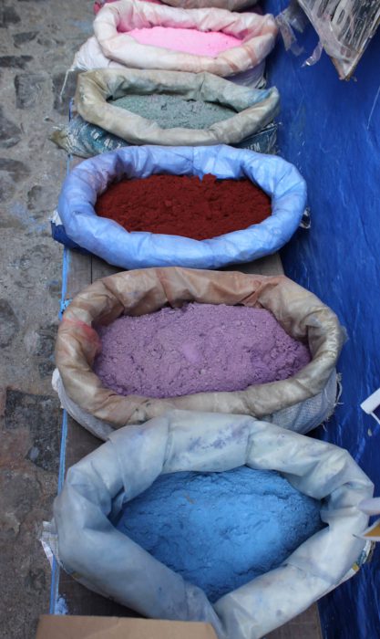 Farby do kupienia w Maroko na ulicy.