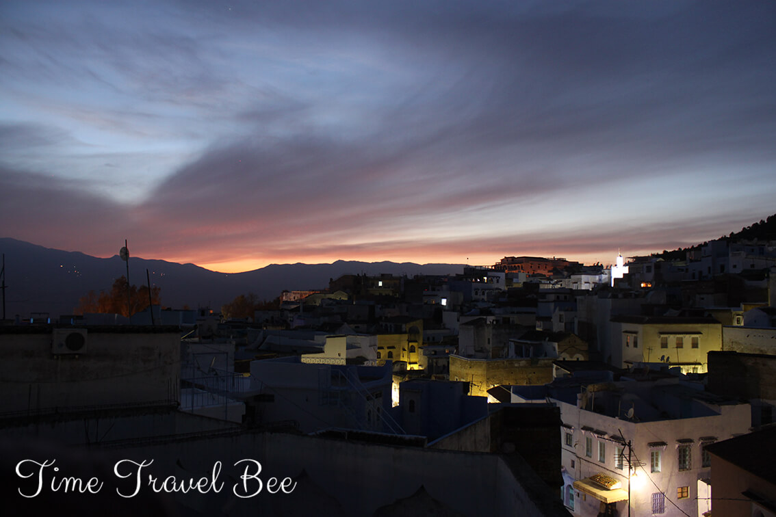 Chefchaouen nocą, niebieskie miasto w Maroko.