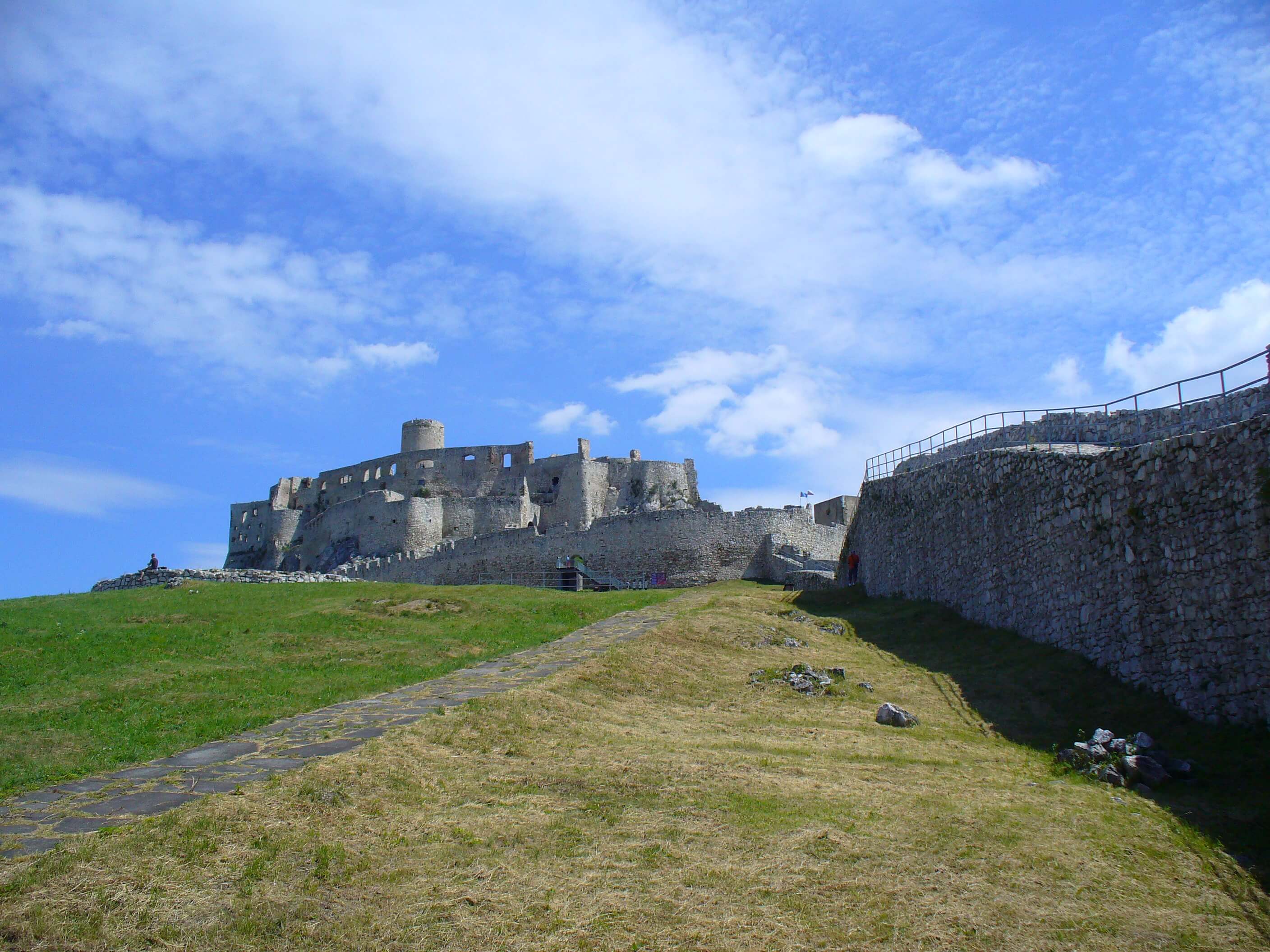 Ruiny fortecy na Słowacji. Fotogeniczne chmury i stary zamek.