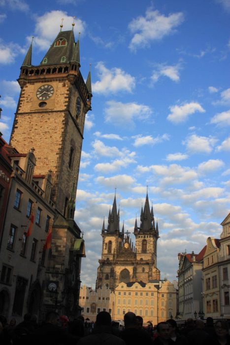 Rynek w Pradze i katedra w Pradze, zegar astronomiczny, niebieskie niebo. Przewodnik po Pradze z ciekawymi miejscami.