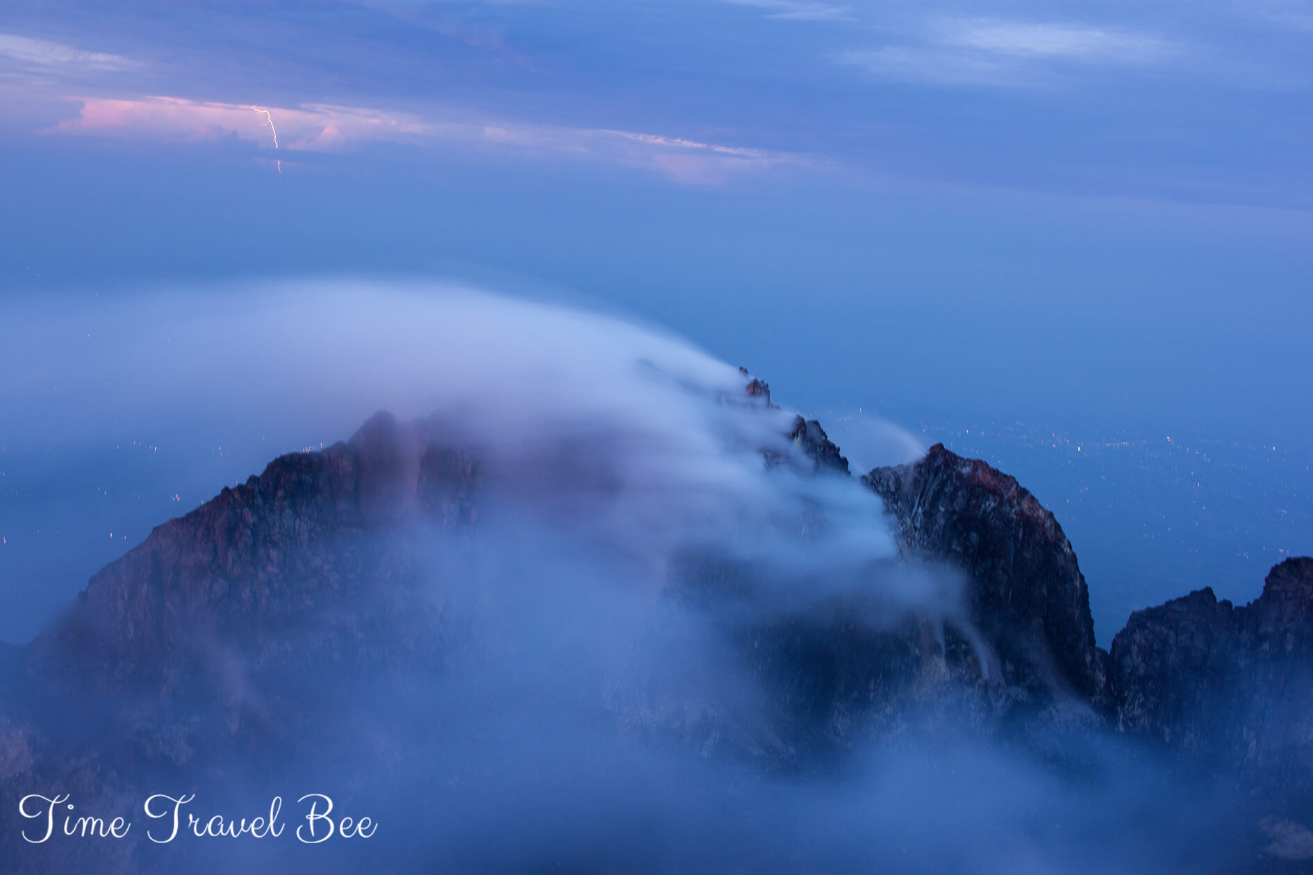 Dym wulkanu. Indonezja. Nocny trekking na wulkan.