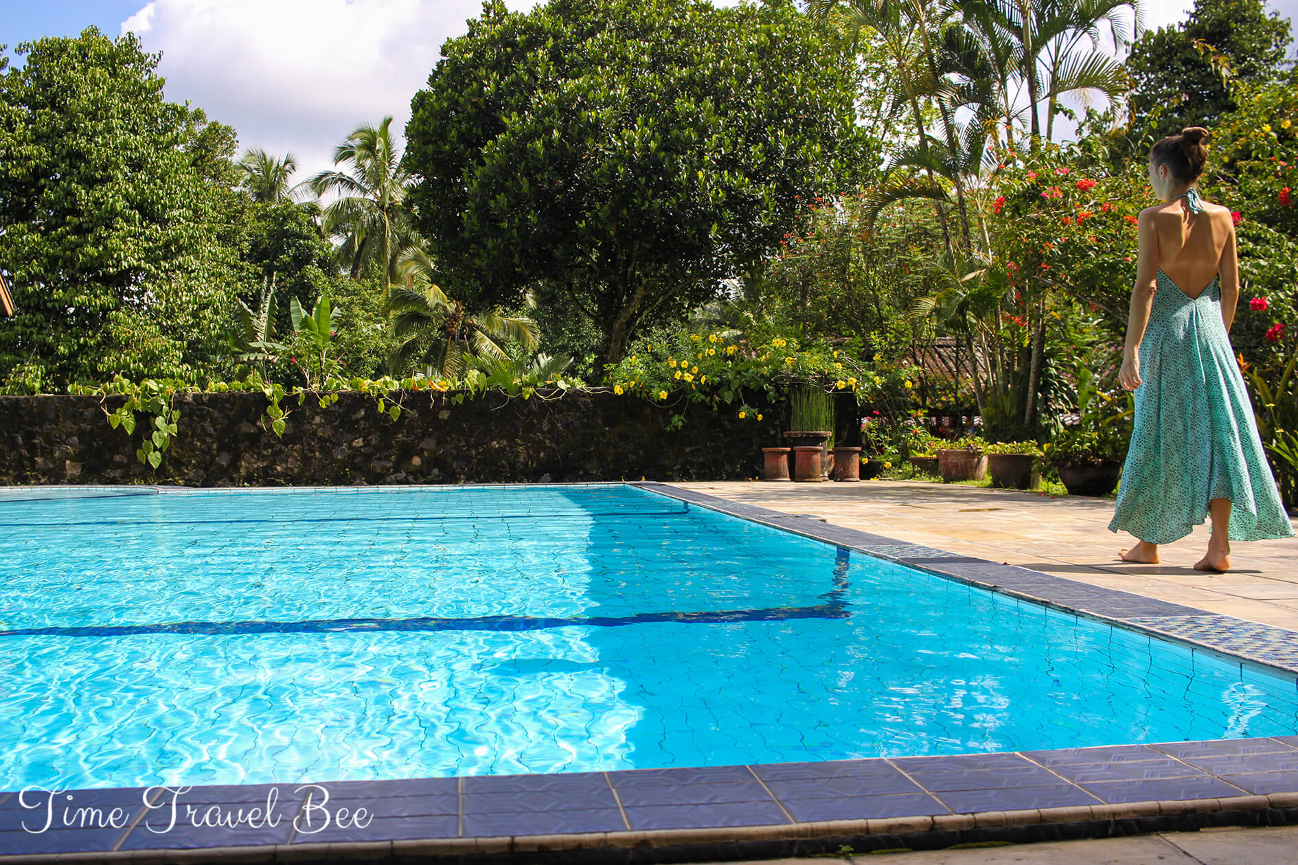 Błękitna sukienka i błękitny basen, egzotyczny ogród w Indonezji.