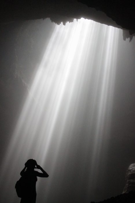 Jaskinia w Indonezji. Odpowiedzialne podróże.