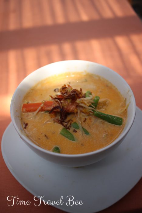 Oleh Oleh Zupa w Indonezji jest zagęszczona mlekiem kokosowym.