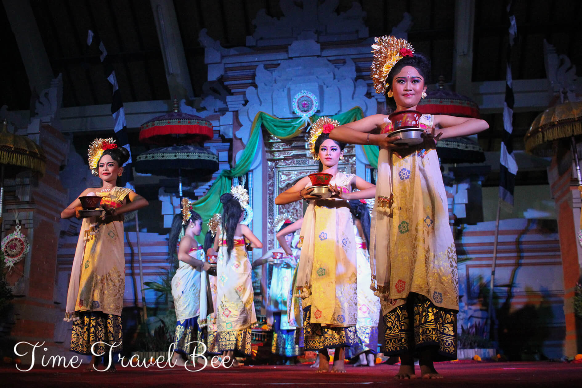 Ekoturystyka to także szacunek do lokalnej kultury.