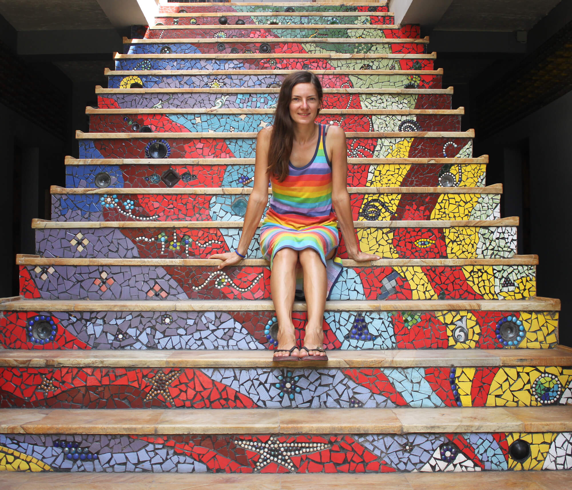 Kolorowe schody z mozaiki. Instagramowe miejsca na Gili.