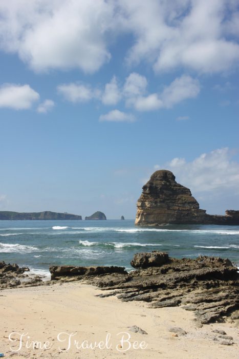 Bezludne plaże i klify na Lombok. Południowe wybrzeże Lombok. 