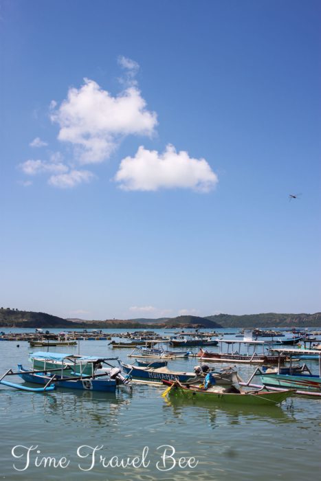 Wioska Gerupok. Kolorowe łodzie w porcie.