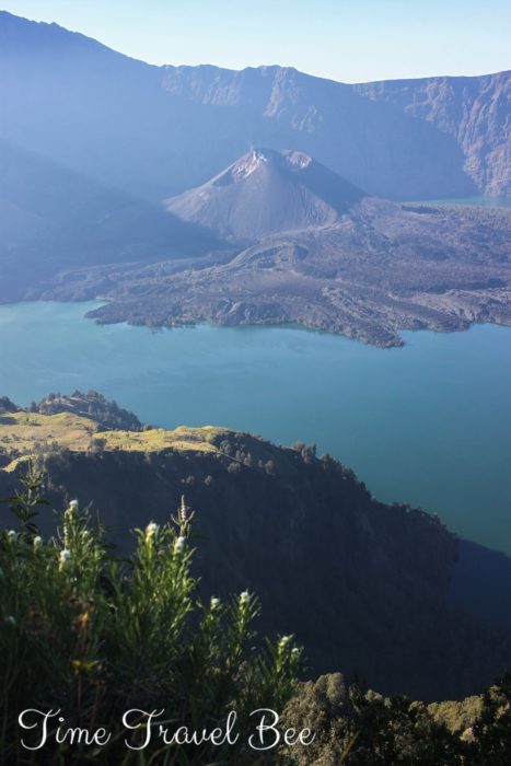 Wschod słonca na Rinjani, jezioro kraterowe Indonezja.