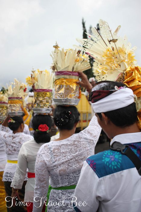 Noszenie ofiar na głowie na Bali w Indonezji.