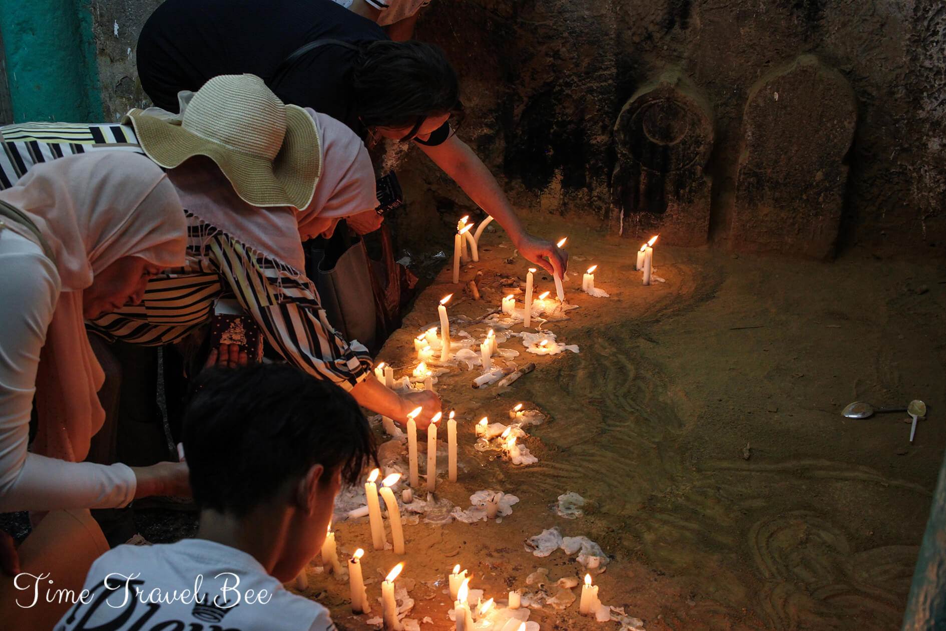 Mausoleum na Kasbie Mausoleum Kasbah Algier Sidi Abderrahmane kobiety zapalają świece.