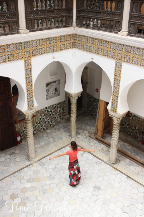 Muzeum Narodowe. Muzeum tradycji w algierii kasba. Dziewczyna w spodniach klauna.