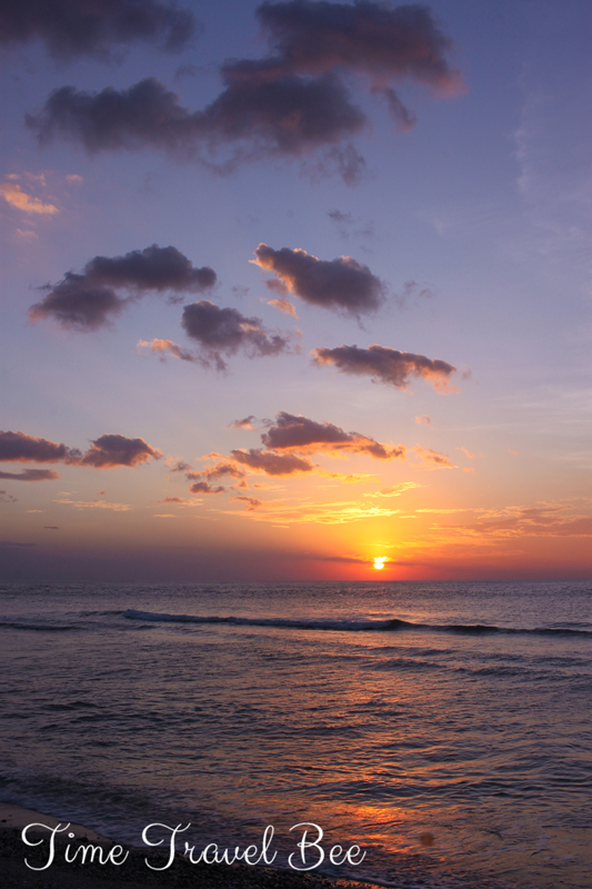 Zachód słońca na Wyspie Atauro, wioska adara, cudowne kolory, piękny zachód słońca na plaży.
