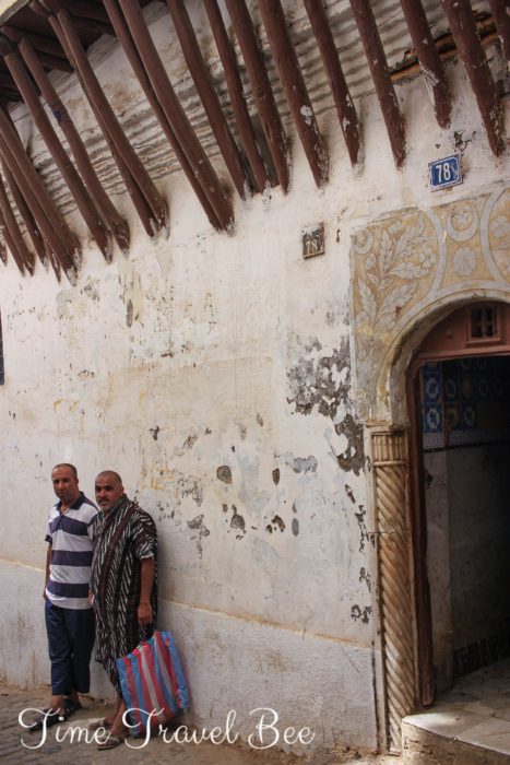 Algierczycy na starych ulicach Algieru.