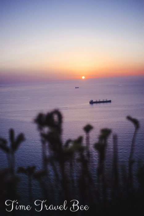Najpiękniejszy zachód słońca w Oranie, klif canastel forest łódka na tle zachodu słońca.
