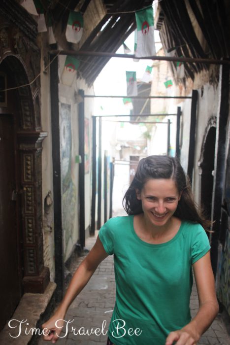 Podróż do Algierii informacje praktyczne. Dziewczyna ucieka z Algierii. Flagi Algierii.