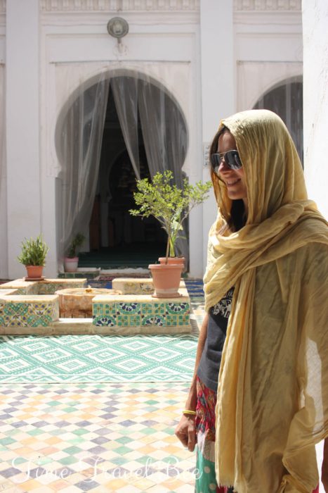 Sidi Boumedine Meczet w Tilimsan. Dziewczyna w szalu na włosach, polka w Algierii, żółty szal, okulary przeciwsłoneczne.