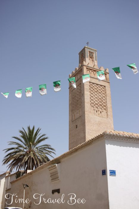 Meczet w Algierii, flaga Algierii, minaret meczetu w Tlemcen.