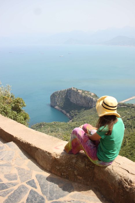 Dziewczyna w kapeluszu, spodnie boho, widok na półwysep, klify, bejaia, wybrzeże algierii.