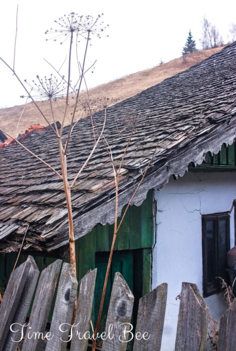 Wieś w Rumunii drewniana chata kryta gontem góry w Rumunii.