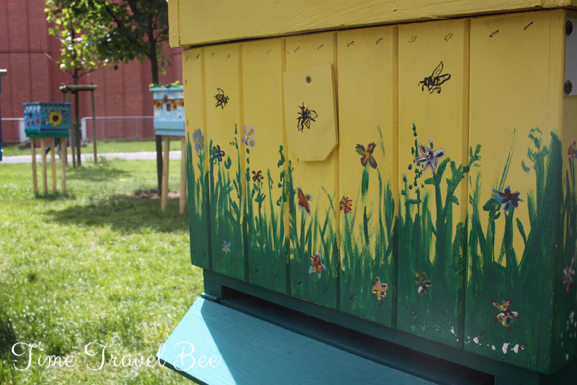Jak każdy może pomóc uratować pszczoły od wyginięcia. Żółty ul w kwiatki.