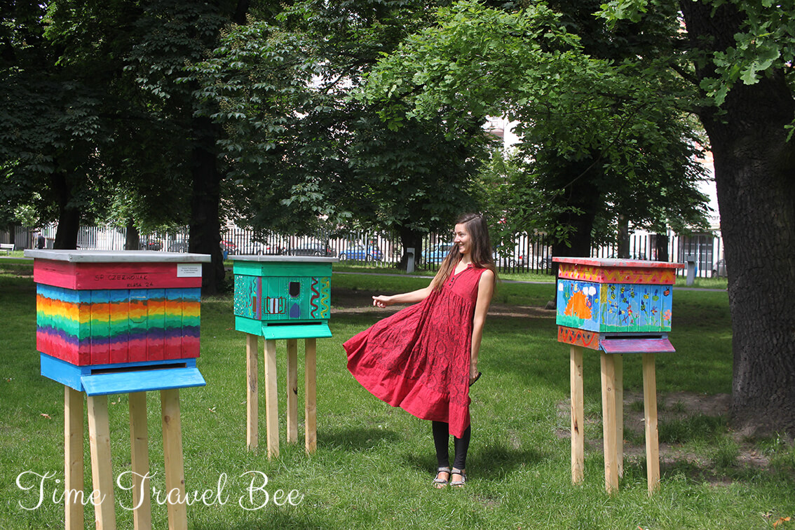 Odpowiedzialne podróże i jak pomóc pszczołom. Kolorowe ule w Poznaniu.