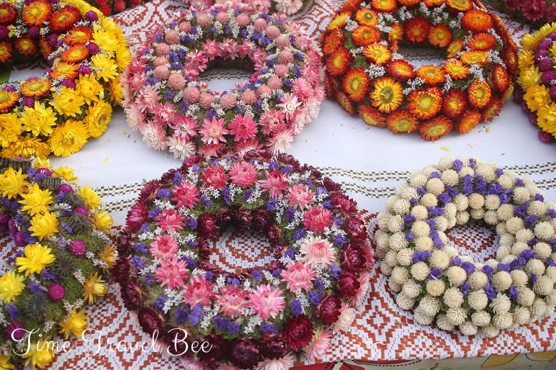 Christmas market in Ljubljana with dry flowers decorations. Souvenirs from Ljubljana. Responsible tourism guide to Ljubljana.