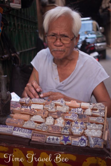 Pan z pieczątkami na ulicy w Cebu. Prawdziwe Filipiny.