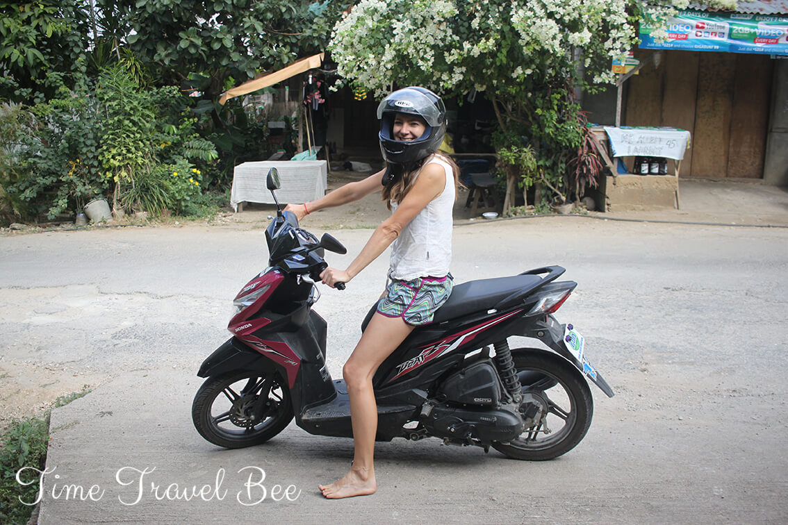 Wynajem motocykla na Siquijor. Motocyklem dookoła Siquijor. Dziewczyna na motorze z uśmiechem na twarzy.