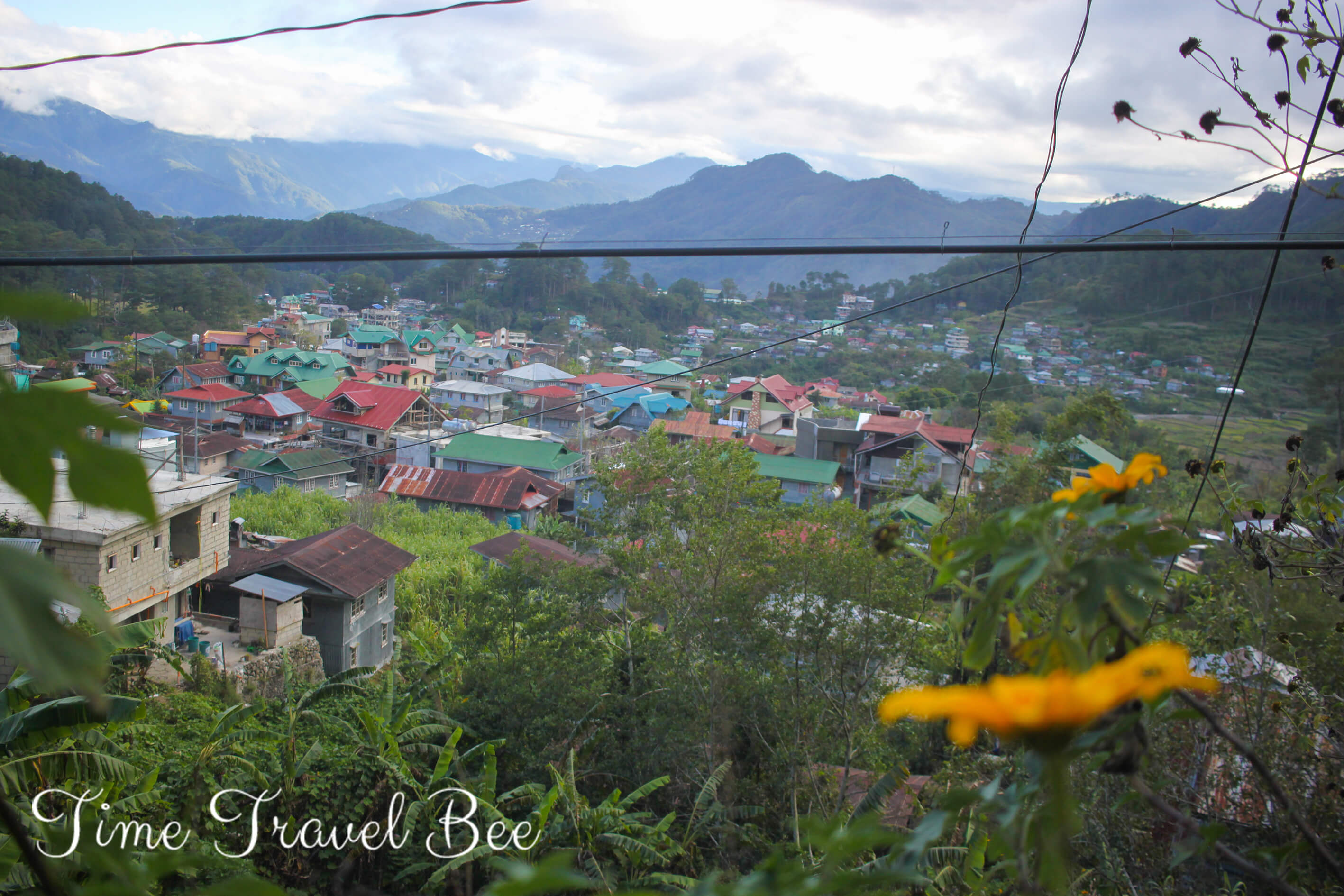 Punkt widokowy w Sagadzie, kolorowe domki w dolinie Echo.