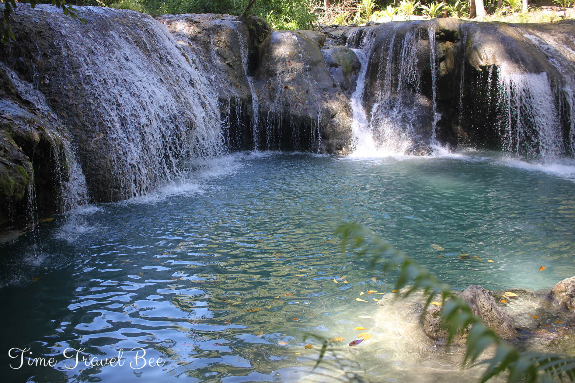 Wodospad na Siquijor z linami do skakania.