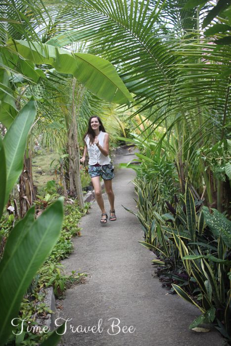 Dziewczyna biegnie przez egzotyczny ogród w Siquijor.