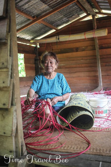 Kobieta tkająca dywany w Brunei Darussalam.