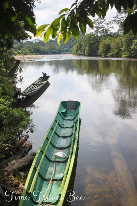 Tradycyjna lódka na rzece w Brunei Darussalam.