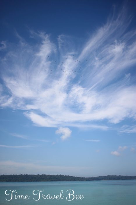 Niebieskie niebo i chmury na wyspie w okolicy Kota Kinabalu w Malezji.