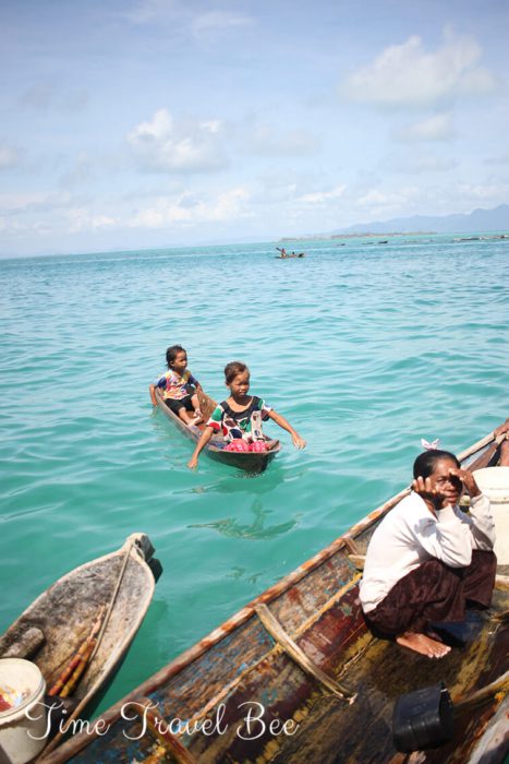Morscy Nomadowie w Sempornie, dzieci na drewnianej łodzi błagają o pieniądze. Badżawowie w Malezji.