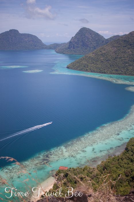 Punkt widokowy Semporna. Niebieskie wody, odcienie błękitu i góry.