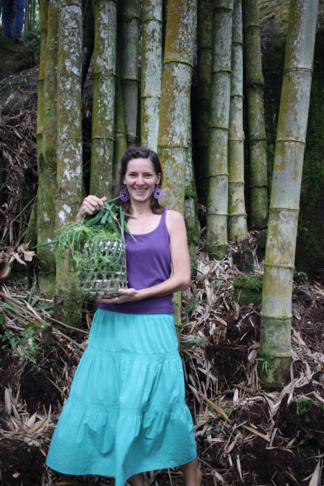 Dziewczyna na targu bambusowym w Indonezji. Drewniany kosz z warzywami. Kupuj na targu.