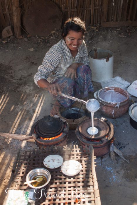 Targowisko w Birmie, kobieta smaży naleśniki. Dlaczego warto wspierać lokalną ekonomię i producentów?
