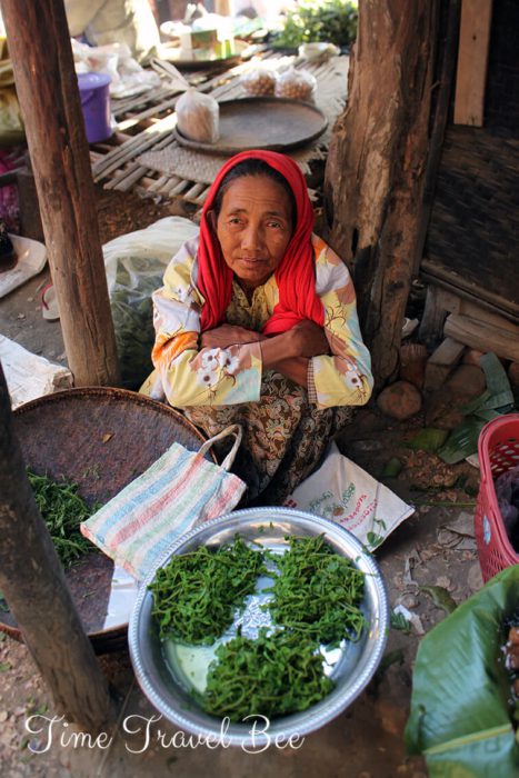 Biedna kobieta w krajach rozwijających się sprzedaje plony. Dlaczego warto kupować lokalnie nie tylko w podróży?