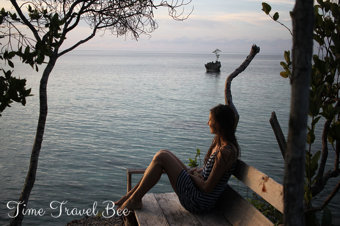 Zachód słońca na Togianach. Ekoturystyka w Indonezji.