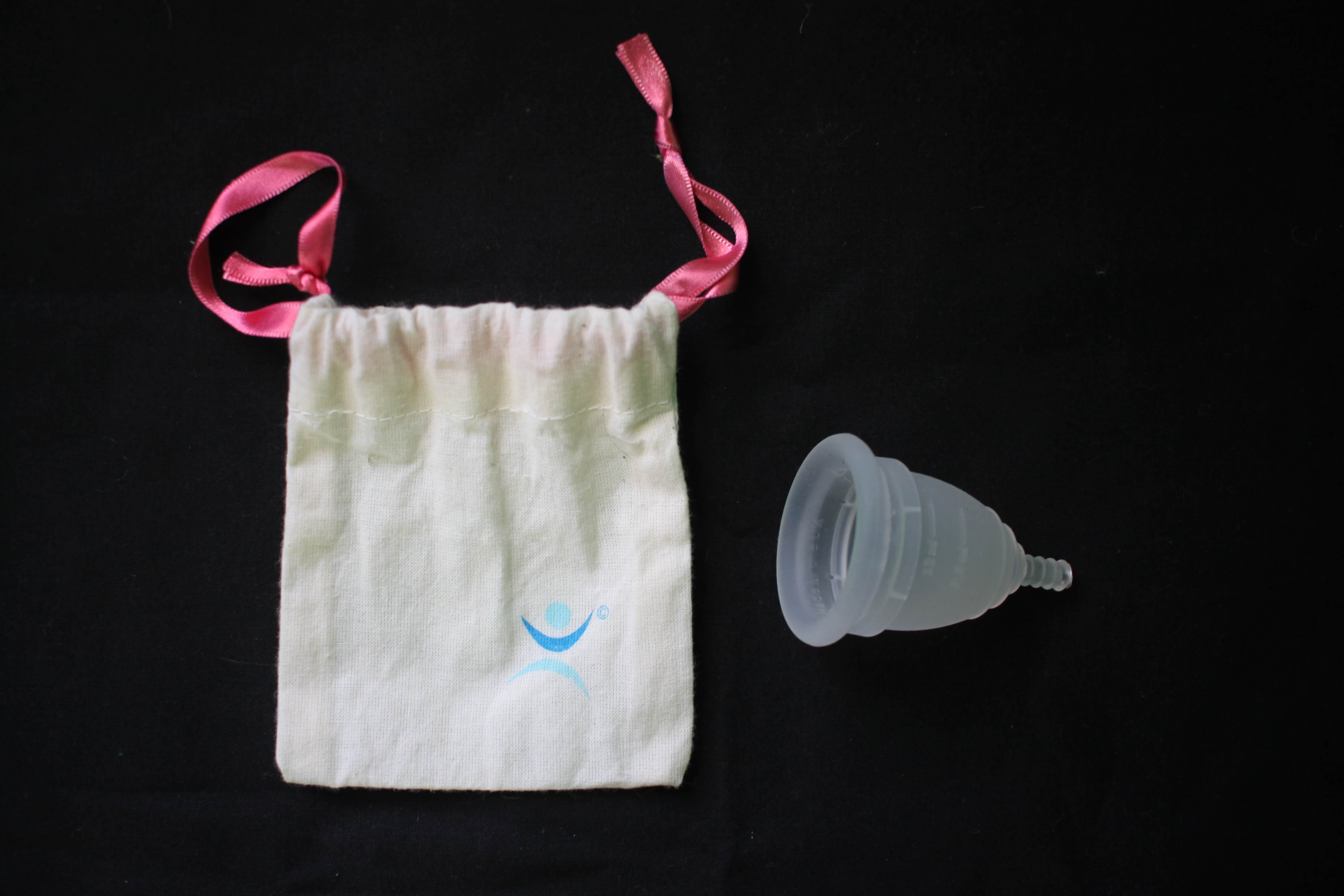 Ekologiczna miesiączka - kubeczek menstruacyjny w lnianym woreczku.