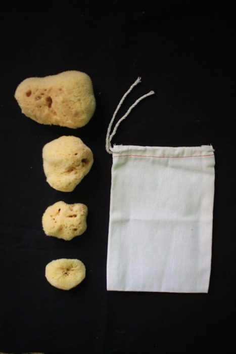 Ekologiczna menstruacja - gąbki menstruacyjne z lnianym woreczku.