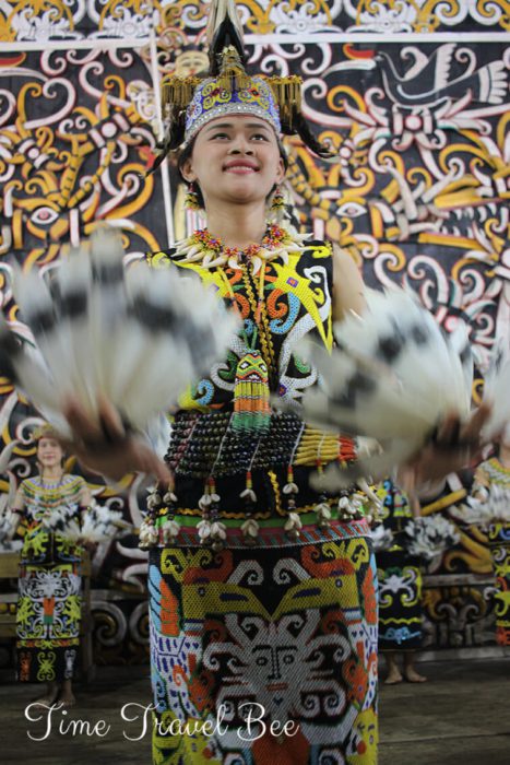 Tancerka z Indonezji, tradycyjny taniec Dajaków.
