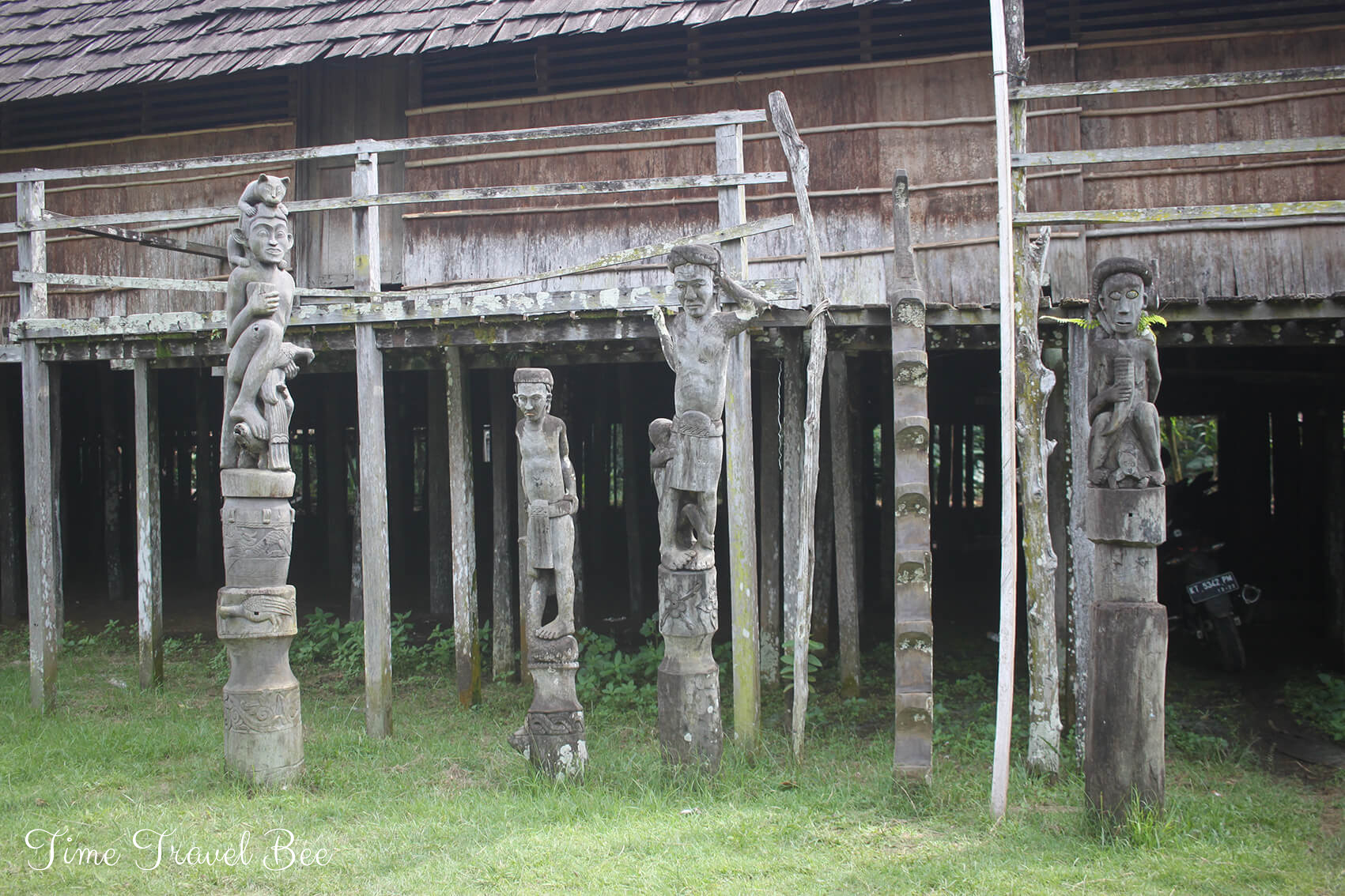 Drewniane stupy upamiętniające zmarłych z plemienia Dajaków, Indonezja.