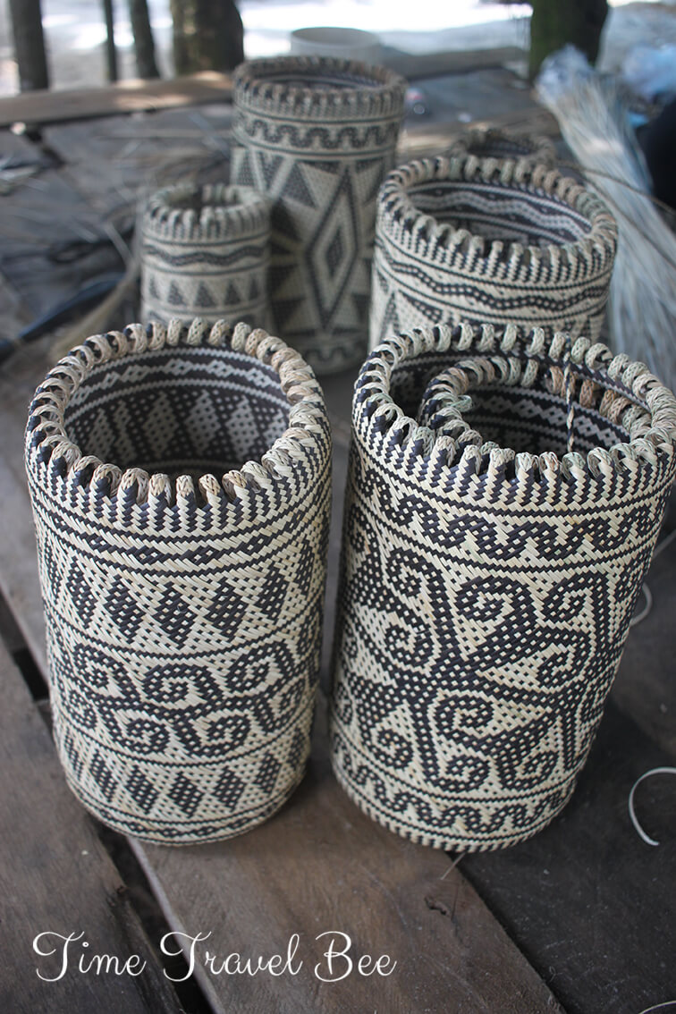 Torebki z trawy Dajaków.