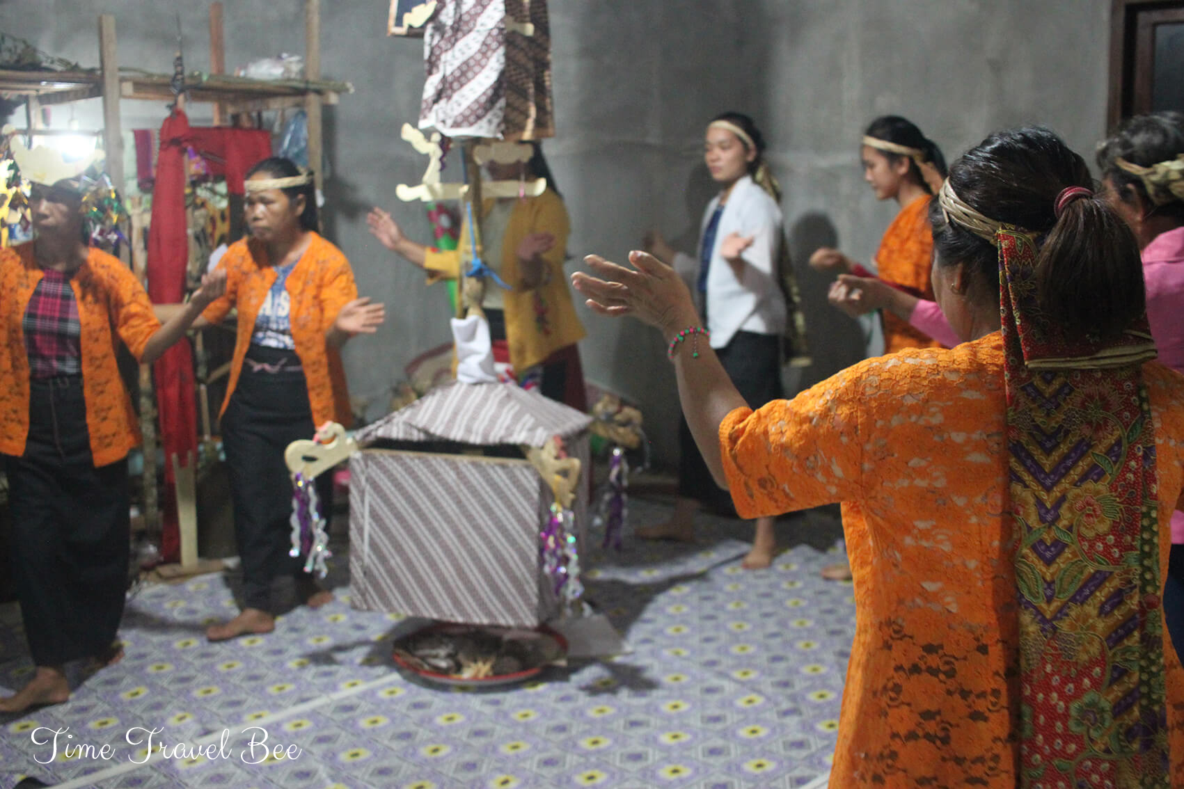 Tradycje na Borneo, pogrzeb w tradycji Dajaków, taniec plemienny.