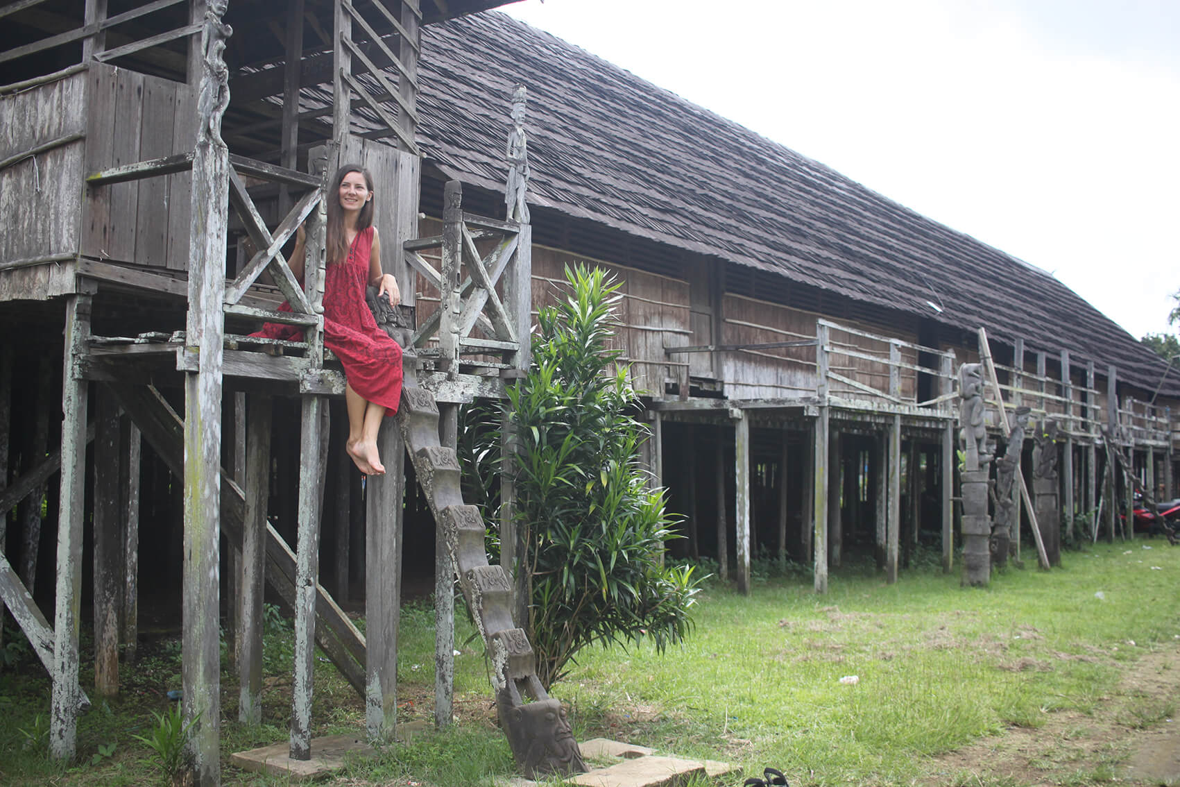 Tradycyjny drewniany dom w Indonezji, kultura Dajaków, drewniane stupy.